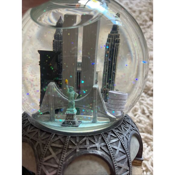 Vintage Bloomingdale's NYC Pre 9/11 Twin Towers Musical/Revolving Snow Globe - Picture 11 of 11